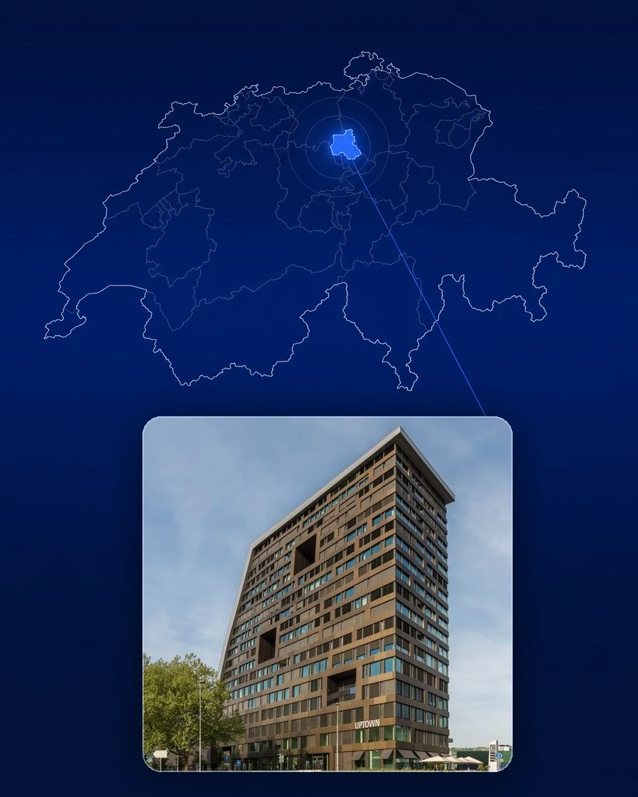 Eine fein gezeichnete Karte der Schweiz auf dunklem Grund, der Kanton Zug leuchtet blau. Von dort führt eine dünne Linie hinunter zu einer Fotokarte: das Bürogebäude Uptown Zug mit seiner schräg abgeschnittenen Dachkante und den eingeschnittenen Fassadennischen