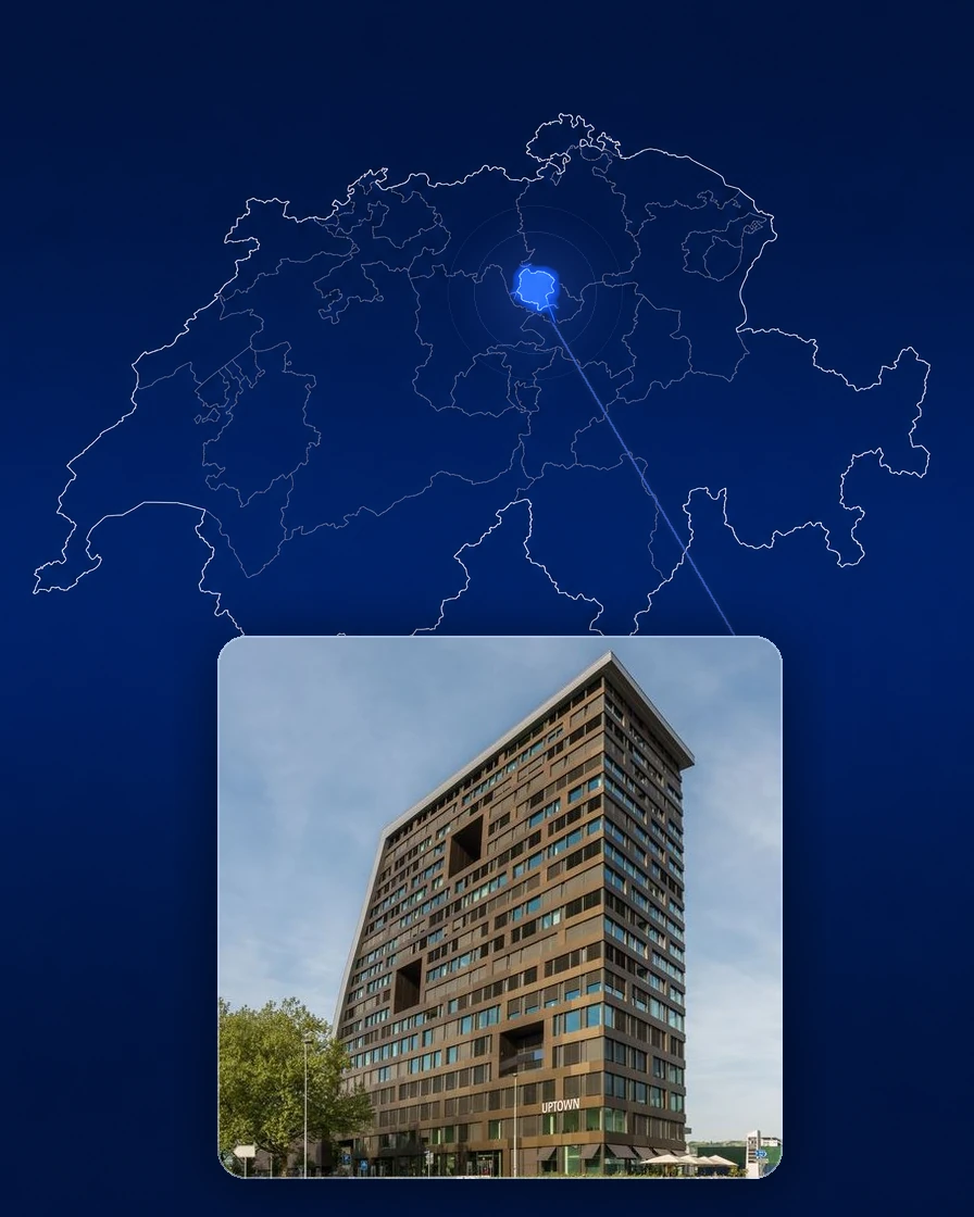Eine fein gezeichnete Karte der Schweiz auf dunklem Grund, der Kanton Zug leuchtet blau. Von dort führt eine dünne Linie hinunter zu einer Fotokarte: das Bürogebäude Uptown Zug mit seiner schräg abgeschnittenen Dachkante und den eingeschnittenen Fassadennischen